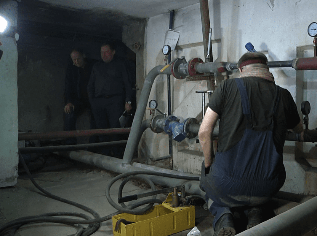 Коммунальщики Новокузнецка готовят дома к предстоящему отопительному сезону