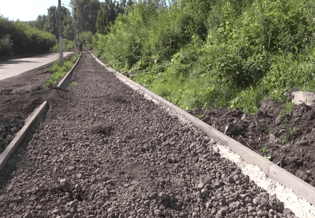 В новокузнецком поселке Листвяги скоро появится большой благоустроенный тротуар