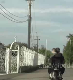 На мопеде без прав, но с пассажиром: в Ленинске-Кузнецком оштрафовали подростка и его отца