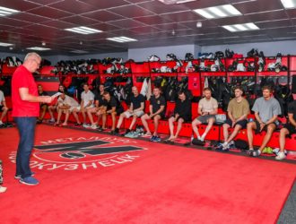 Новокузнецкий хоккейный «Металлург» вышел из отпуска