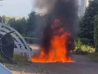В Новокузнецке два студента подожгли горящую жидкость на аллее