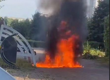 В Новокузнецке два студента подожгли горящую жидкость на аллее