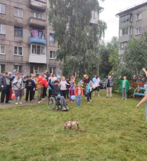 Зарядка всем двором: инициативные новокузнечане показали пример дружного бодрого утра