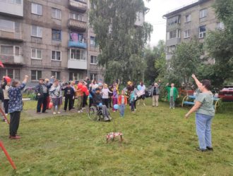 Зарядка всем двором: инициативные новокузнечане показали пример дружного бодрого утра