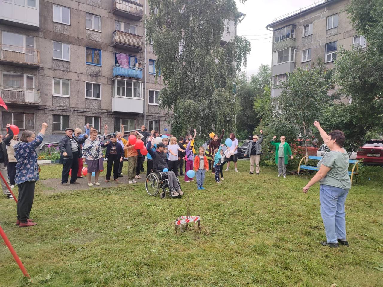 Зарядка всем двором: инициативные новокузнечане показали пример дружного бодрого утра