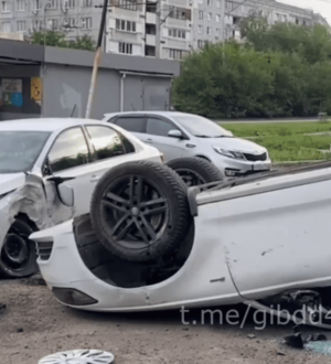 В Кемерове пьяный водитель, пытаясь скрыться на иномарке от сотрудников ГИБДД, врезался в припаркованную машину и перевернулся