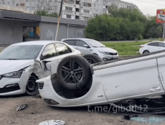 В Кемерове пьяный водитель, пытаясь скрыться на иномарке от сотрудников ГИБДД, врезался в припаркованную машину и перевернулся