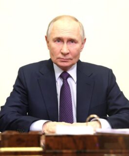 Владимир Путин наградил медалью кузбасского железнодорожника