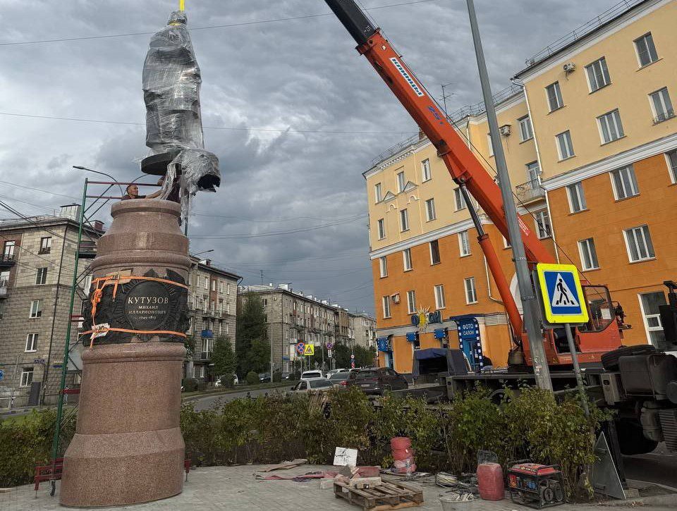 В Новокузнецке установили памятник Михаилу Кутузову