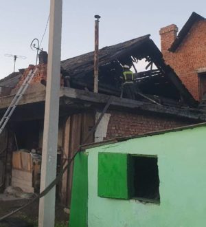 В Кемерове загорелся дом с двумя пропановыми баллонами внутри