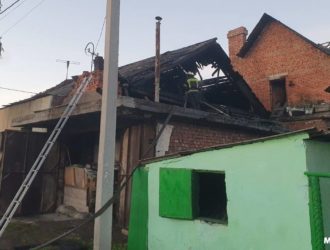 В Кемерове загорелся дом с двумя пропановыми баллонами внутри