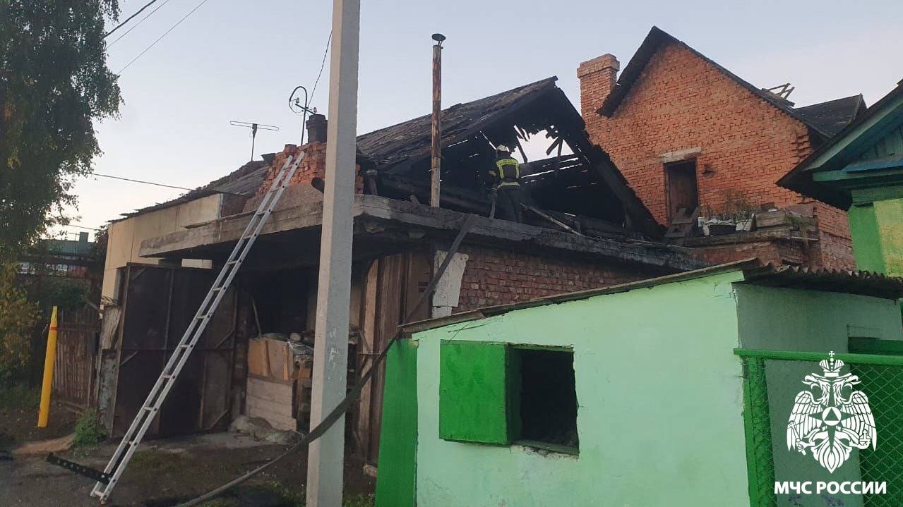 В Кемерове загорелся дом с двумя пропановыми баллонами внутри