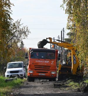 В Белове активно расчищают ливневые канавы, чтобы остановить подтопление