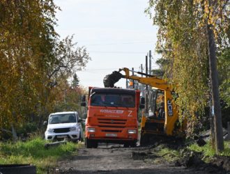 В Белове активно расчищают ливневые канавы, чтобы остановить подтопление
