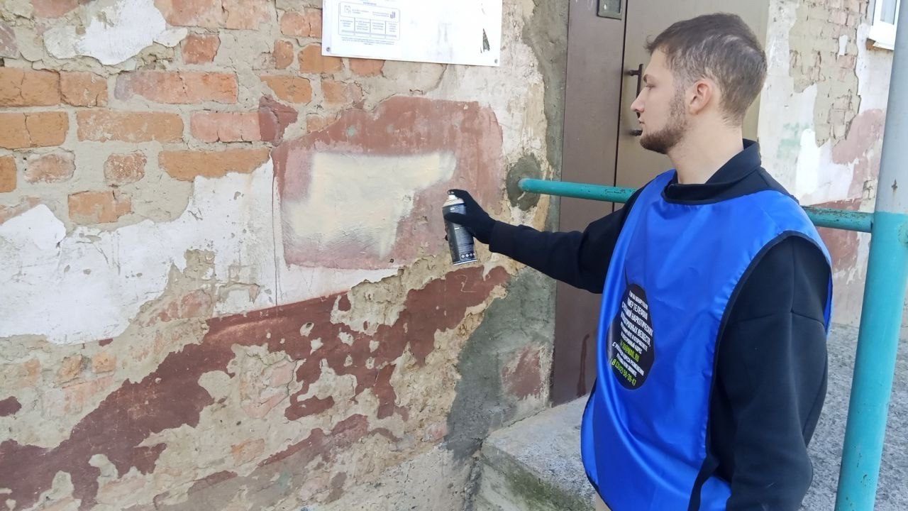 В Кемерове провели чемпионат по закрашиванию опасной рекламы