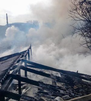 В Киселевске пожар оставил деревообрабатывающий цех без крыши