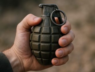 Кузбассовец встретил судебных приставов с ножом и ручной «гранатой»