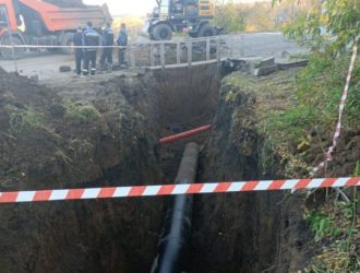 В Прокопьевске приступили к монтажу водовода на аварийном участке