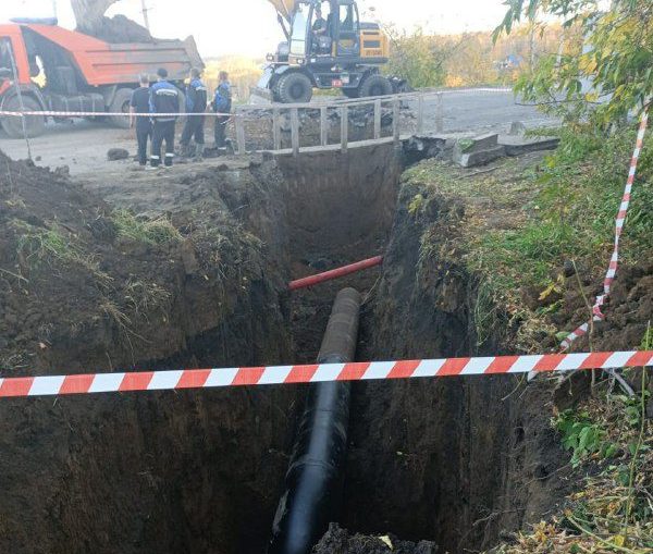 В Прокопьевске приступили к монтажу водовода на аварийном участке