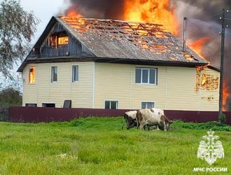 Из-за неосторожного обращения с огнем произошел пожар в жилом доме в Ленинск-Кузнецком округе