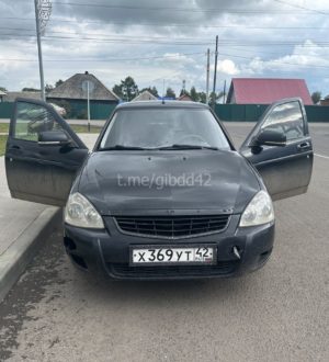 Кузбасскому водителю «Лады» пришлось сдирать тонировку со стекол