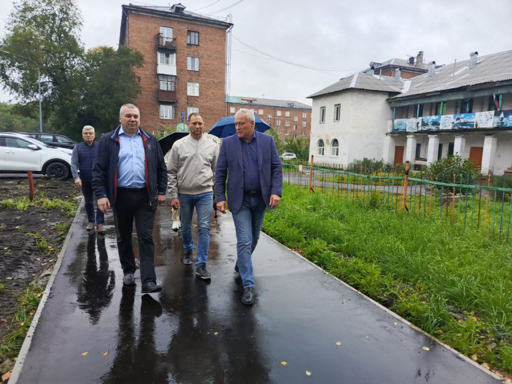 Завершить ремонт тротуара в Новокузнецке мешает дождливая погода