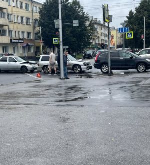 ДТП «паровозиком»: в центре Новокузнецка на перекрестке столкнулись три машины