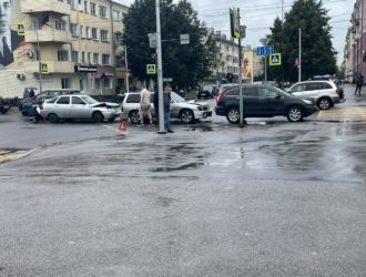 ДТП «паровозиком»: в центре Новокузнецка на перекрестке столкнулись три машины