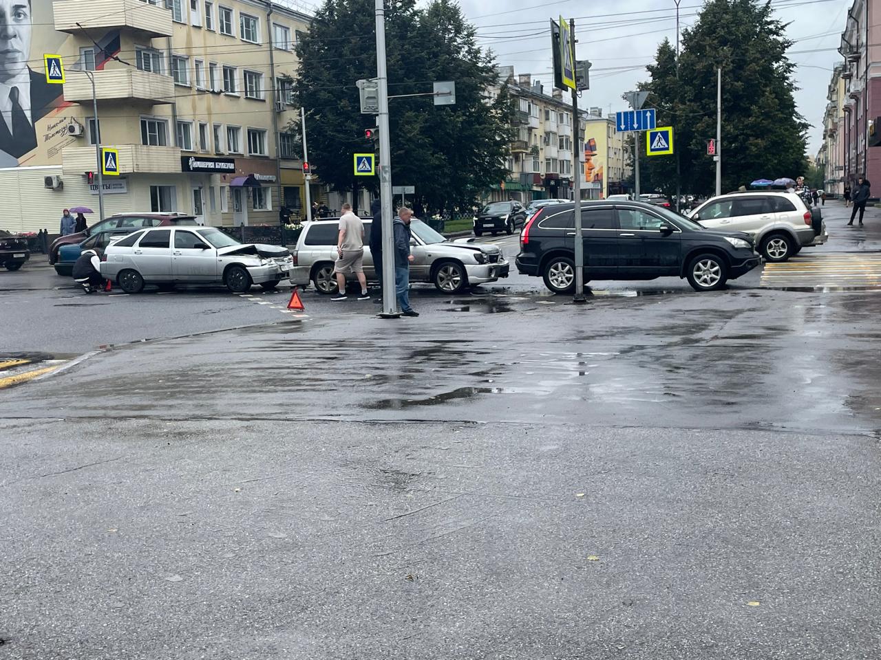 ДТП «паровозиком»: в центре Новокузнецка на перекрестке столкнулись три машины