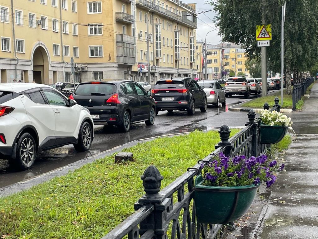 ДТП «паровозиком»: в центре Новокузнецка на перекрестке столкнулись три машины