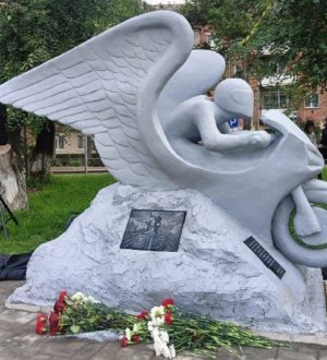 В  Белове в поселке Грамотеино открыли памятник погибшему мотоциклисту
