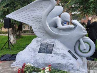 В  Белове в поселке Грамотеино открыли памятник погибшему мотоциклисту