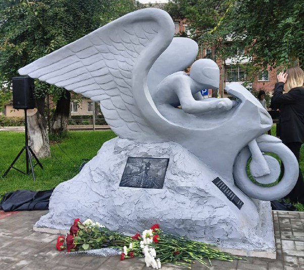 В  Белове в поселке Грамотеино открыли памятник погибшему мотоциклисту