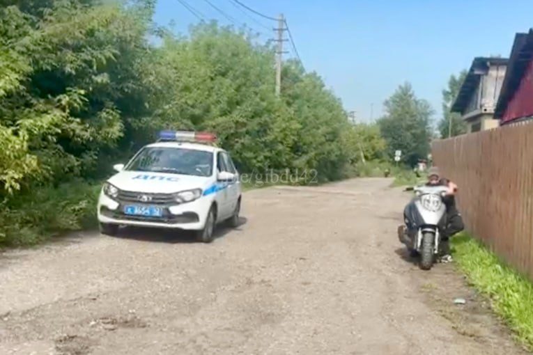 10-летнего мальчика, катавшегося на мопеде по поселку, остановили в Новокузнецком округе