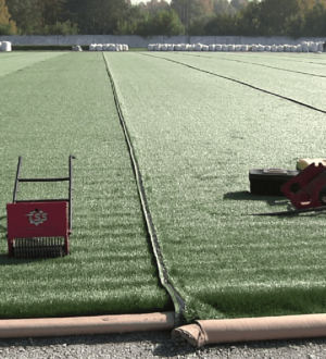 В Новокузнецке на футбольном стадионе «Запсибовец» начали стелить новый газон