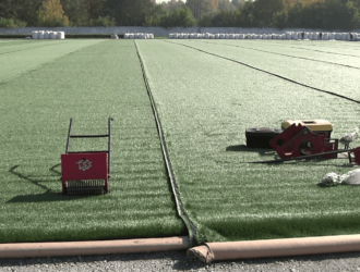 В Новокузнецке на футбольном стадионе «Запсибовец» начали стелить новый газон