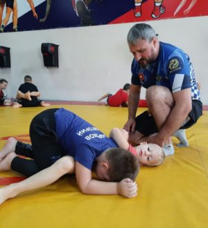 Призер чемпионата мира по боевому джиу-джитсу Павел Усов провёл мастер-класс для кузбасских школьников