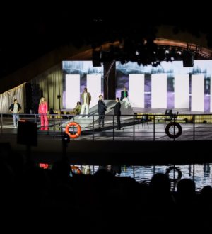 Новокузнецкий драмтеатр представил спектакль на Патриарших прудах в Москве