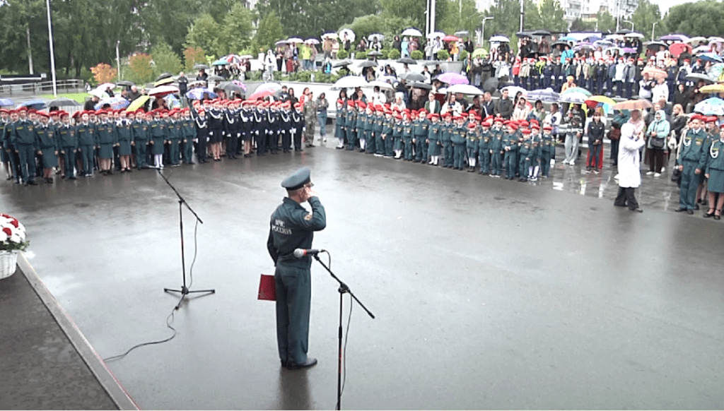 В Новокузнецке посвятили в кадеты МЧС учеников трех школ