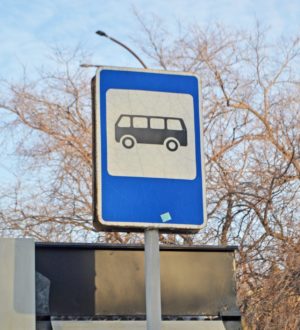 В Кемерове школьник пытался разбить остановку самокатом и собственной головой