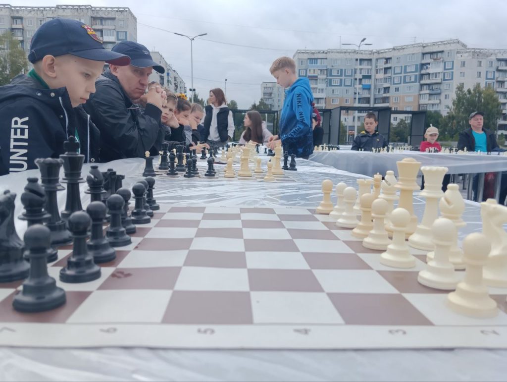 В Новокузнецке проходит сеанс одновременной игры в шахматы на 80 досках