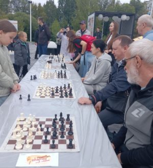 В Новокузнецке проходит сеанс одновременной игры в шахматы на 80 досках