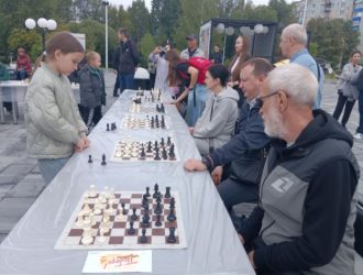 В Новокузнецке проходит сеанс одновременной игры в шахматы на 80 досках