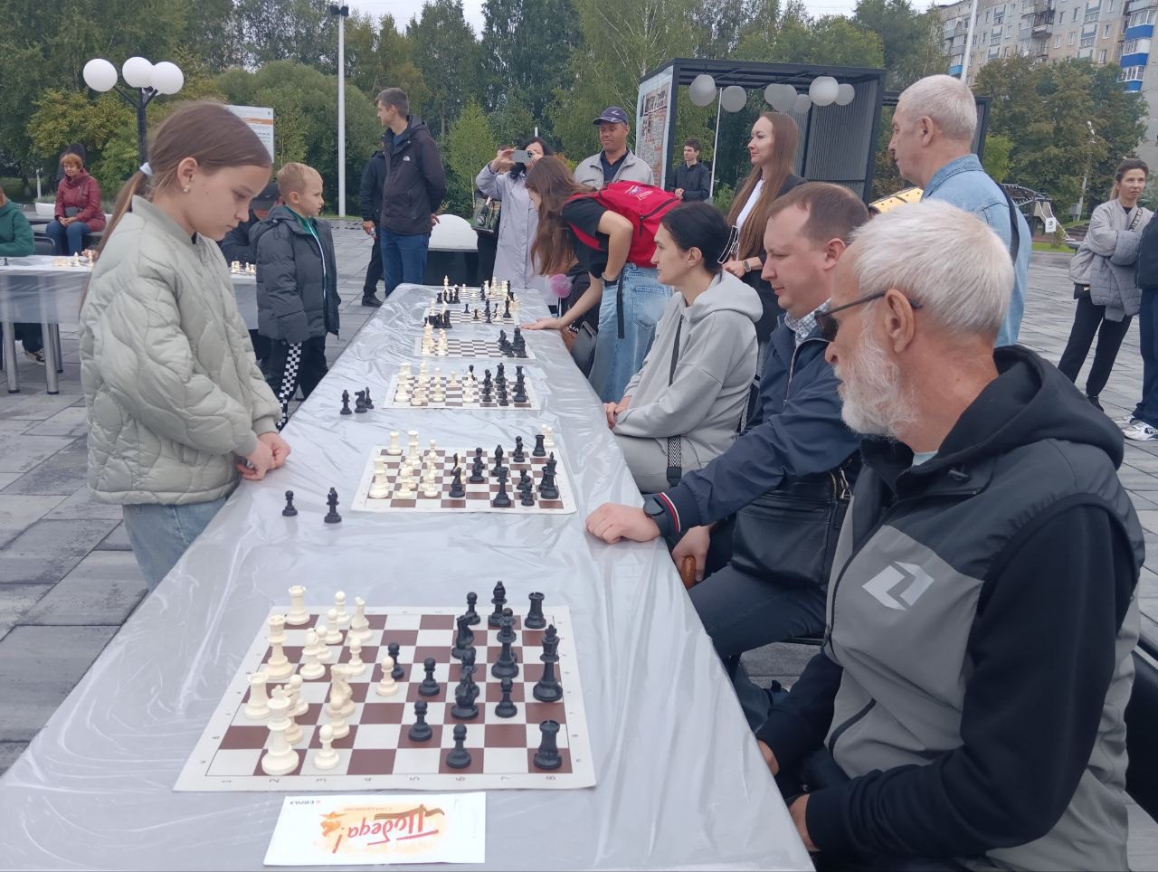 В Новокузнецке проходит сеанс одновременной игры в шахматы на 80 досках