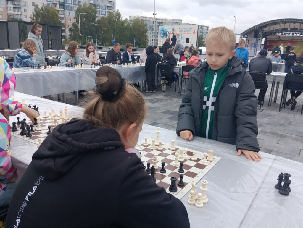 В Новокузнецке проходит сеанс одновременной игры в шахматы на 80 досках