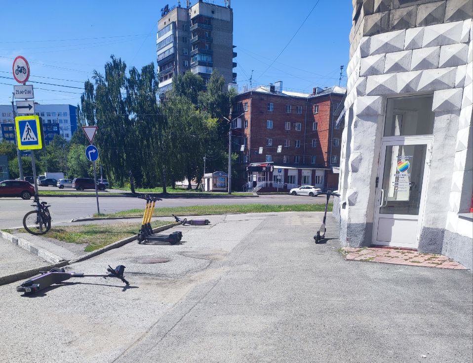 Новокузнецкие депутаты решили призвать к ответу тех, кто бросает электросамокат где попало и нарушает порядок