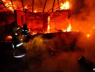 В Осинниках большой пожар случился в частном жилом доме