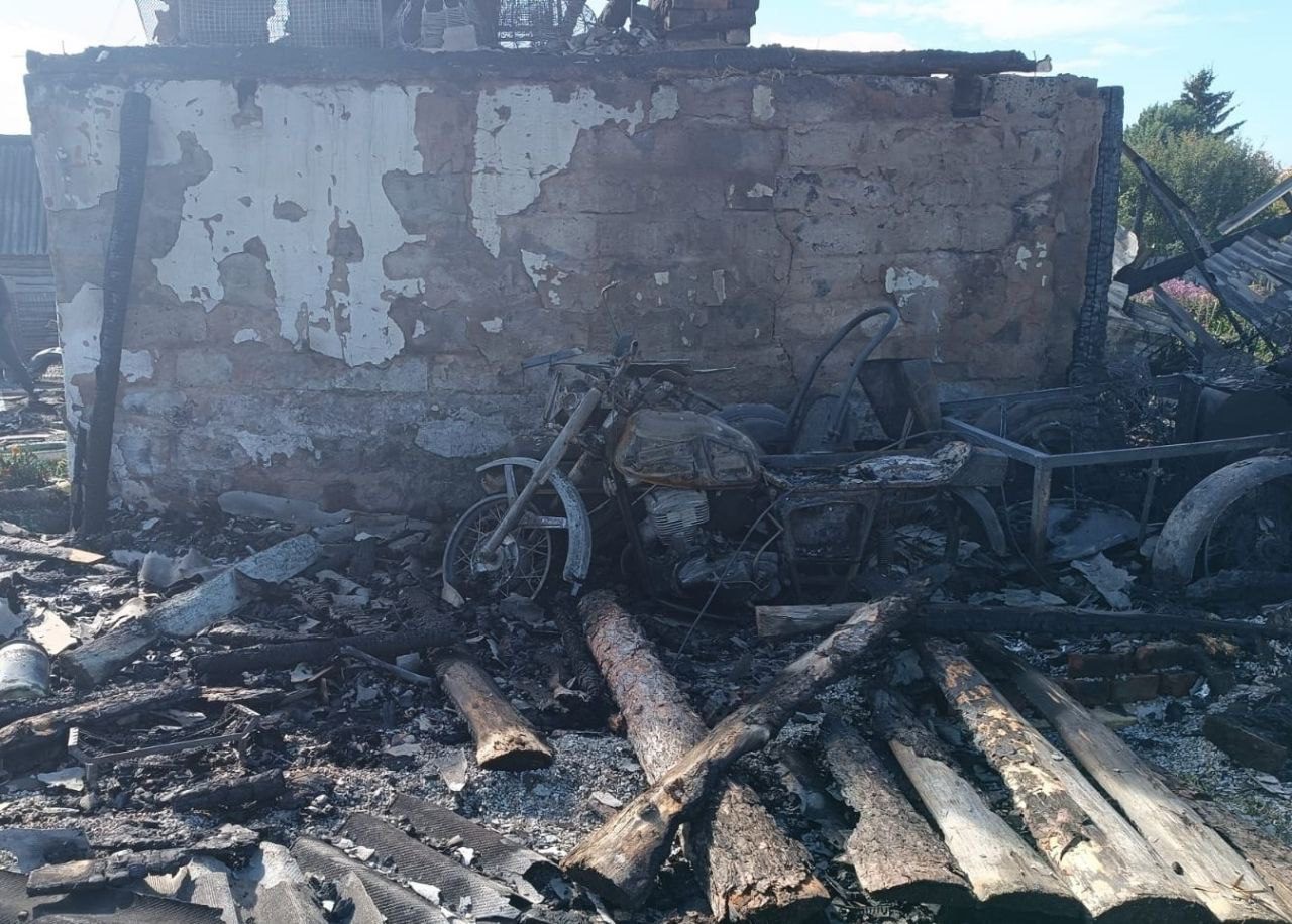 Устроил пожар, чтобы отомстить: в Яшкинском округе полицейские задержали подозреваемого в поджоге