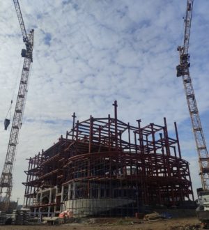 Илья Середюк оценил ход строительства «Школы 21» и Театральной гостиницы в Кемерове