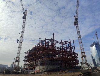 Илья Середюк оценил ход строительства «Школы 21» и Театральной гостиницы в Кемерове